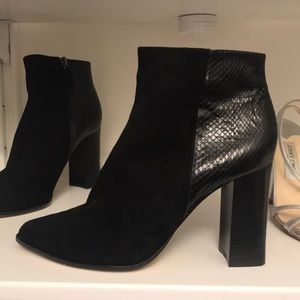 Alexandre Birman Size 39. Black Suede & Watersnake